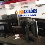 LOTE 320 - 05 MONITORES LCD MARCAS E MODELOS DIVERSOS COM AVARIAS. (NO ESTADO) ATENÇÃO! FAZER A VISITAÇÃO ANTES DE ARREMATAR, NÃO SABEMOS SE FUNCIONA. LEILÃO NÃO TEM GARANTIA E NEM DEVOLUÇÃO, SUJEITO A POSSÍVEIS AVARIAS VISÍVEIS/OCULTAS E/OU AUSÊNCIA DE COMPONENTES.