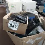 LOTE 247 - 01 CAIXA COM DIVERSOS ITENS: FONTES PARA NOTEBOOK, DISJUNTORES, APARELHOS TELEFÔNICOS...  (NO ESTADO) ATENÇÃO! FAZER A VISITAÇÃO ANTES DE ARREMATAR, NÃO SABEMOS SE FUNCIONA. LEILÃO NÃO TEM GARANTIA E NEM DEVOLUÇÃO, SUJEITO A POSSÍVEIS AVARIAS VISÍVEIS/OCULTAS E/OU AUSÊNCIA DE COMPONENTES.