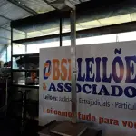 LOTE 407 - 01 LUMINÁRIA DE CHÃO EM ALUMÍNIO. (NO ESTADO) ATENÇÃO! FAZER A VISITAÇÃO ANTES DE ARREMATAR, NÃO SABEMOS SE FUNCIONA. LEILÃO NÃO TEM GARANTIA E NEM DEVOLUÇÃO, SUJEITO A POSSÍVEIS AVARIAS VISÍVEIS/OCULTAS E/OU AUSÊNCIA DE COMPONENTES.