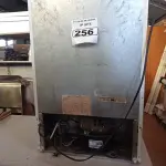 LOTE 256 - 01 FRIGOBAR MARCA CÔNSUL 220V. (NO ESTADO) ATENÇÃO! FAZER A VISITAÇÃO ANTES DE ARREMATAR, NÃO SABEMOS SE FUNCIONA. LEILÃO NÃO TEM GARANTIA E NEM DEVOLUÇÃO, SUJEITO A POSSÍVEIS AVARIAS VISÍVEIS/OCULTAS E/OU AUSÊNCIA DE COMPONENTES.