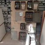 LOTE 378 - 01 QUADRO ELÉTRICO. (NO ESTADO) ATENÇÃO! FAZER A VISITAÇÃO ANTES DE ARREMATAR, NÃO SABEMOS SE FUNCIONA. LEILÃO NÃO TEM GARANTIA E NEM DEVOLUÇÃO, SUJEITO A POSSÍVEIS AVARIAS VISÍVEIS/OCULTAS E/OU AUSÊNCIA DE COMPONENTES.