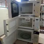 LOTE 254 - 03 MICRO-ONDAS MARCAS E MODELOS DIVERSOS SENDO 02 COM PRATO. (NO ESTADO) ATENÇÃO! FAZER A VISITAÇÃO ANTES DE ARREMATAR, NÃO SABEMOS SE FUNCIONA. LEILÃO NÃO TEM GARANTIA E NEM DEVOLUÇÃO, SUJEITO A POSSÍVEIS AVARIAS VISÍVEIS/OCULTAS E/OU AUSÊNCIA DE COMPONENTES.