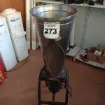 LOTE 273 - 01 LIQUIDIFICADOR INDUSTRIAL MODELO: LB-25 MARCA POLI. (NO ESTADO) ATENÇÃO! FAZER A VISITAÇÃO ANTES DE ARREMATAR, NÃO SABEMOS SE FUNCIONA. LEILÃO NÃO TEM GARANTIA E NEM DEVOLUÇÃO, SUJEITO A POSSÍVEIS AVARIAS VISÍVEIS/OCULTAS E/OU AUSÊNCIA DE COMPONENTES.