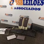 LOTE 270 - 01 KIT DE MINI TECLADO BLUETOOTH, 01 TECLADO USB, 01 MOUSE, 02 CASES DE HD, 01 CAIXA DE SOM JBL PLATINIUM SEM OS PÉS E BASE. (NO ESTADO) ATENÇÃO! FAZER A VISITAÇÃO ANTES DE ARREMATAR, NÃO SABEMOS SE FUNCIONA. LEILÃO NÃO TEM GARANTIA E NEM DEVOLUÇÃO, SUJEITO A POSSÍVEIS AVARIAS VISÍVEIS/OCULTAS E/OU AUSÊNCIA DE COMPONENTES.