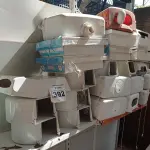 LOTE 392 - 01 LOTE COM DISPENSES, CAIXA DE DESCARGA, E SUCATA DE ARMÁRIOS DE ESPELHO PARA BANHEIRO. (NO ESTADO) ATENÇÃO! FAZER A VISITAÇÃO ANTES DE ARREMATAR, NÃO SABEMOS SE FUNCIONA. LEILÃO NÃO TEM GARANTIA E NEM DEVOLUÇÃO, SUJEITO A POSSÍVEIS AVARIAS VISÍVEIS/OCULTAS E/OU AUSÊNCIA DE COMPONENTES.