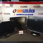 LOTE 231 - 04 MONITORES LCD MARCAS E MODELOS DIVERSOS. (NO ESTADO) ATENÇÃO! FAZER A VISITAÇÃO ANTES DE ARREMATAR, NÃO SABEMOS SE FUNCIONA. LEILÃO NÃO TEM GARANTIA E NEM DEVOLUÇÃO, SUJEITO A POSSÍVEIS AVARIAS VISÍVEIS/OCULTAS E/OU AUSÊNCIA DE COMPONENTES.