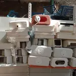 LOTE 392 - 01 LOTE COM DISPENSES, CAIXA DE DESCARGA, E SUCATA DE ARMÁRIOS DE ESPELHO PARA BANHEIRO. (NO ESTADO) ATENÇÃO! FAZER A VISITAÇÃO ANTES DE ARREMATAR, NÃO SABEMOS SE FUNCIONA. LEILÃO NÃO TEM GARANTIA E NEM DEVOLUÇÃO, SUJEITO A POSSÍVEIS AVARIAS VISÍVEIS/OCULTAS E/OU AUSÊNCIA DE COMPONENTES.