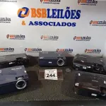 LOTE 244 - 05 PROJETORES MULTIMIDIA MARCAS E MODELOS DIVERSOS. (NO ESTADO) ATENÇÃO! FAZER A VISITAÇÃO ANTES DE ARREMATAR, NÃO SABEMOS SE FUNCIONA. LEILÃO NÃO TEM GARANTIA E NEM DEVOLUÇÃO, SUJEITO A POSSÍVEIS AVARIAS VISÍVEIS/OCULTAS E/OU AUSÊNCIA DE COMPONENTES.