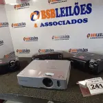 LOTE 241 - 04 PROJETORES MULTIMIDIA MARCAS E MODELOS DIVERSOS PARA RETIRADA DE PEÇAS. (NO ESTADO) ATENÇÃO! FAZER A VISITAÇÃO ANTES DE ARREMATAR, NÃO SABEMOS SE FUNCIONA. LEILÃO NÃO TEM GARANTIA E NEM DEVOLUÇÃO, SUJEITO A POSSÍVEIS AVARIAS VISÍVEIS/OCULTAS E/OU AUSÊNCIA DE COMPONENTES.