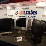 LOTE 020 - 05 MONITORES MARCAS E MODELOS DIVERSOS COM AVARIAS. (NO ESTADO) ATENÇÃO! FAZER A VISITAÇÃO ANTES DE ARREMATAR, NÃO SABEMOS SE FUNCIONA. LEILÃO NÃO TEM GARANTIA E NEM DEVOLUÇÃO, SUJEITO A POSSÍVEIS AVARIAS VISÍVEIS/OCULTAS E/OU AUSÊNCIA DE COMPONENTES.
