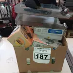 LOTE 187 - 01 CAIXA COM MATERIAIS DIVERSOS PARA ESCRITÓRIO. (NO ESTADO) ATENÇÃO! FAZER A VISITAÇÃO ANTES DE ARREMATAR, NÃO SABEMOS SE FUNCIONA. LEILÃO NÃO TEM GARANTIA E NEM DEVOLUÇÃO, SUJEITO A POSSÍVEIS AVARIAS VISÍVEIS/OCULTAS E/OU AUSÊNCIA DE COMPONENTES.