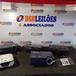 LOTE 255 - 05 PROJETORES MULTIMIDIA MARCAS E MODELOS DIVERSOS. (NO ESTADO) ATENÇÃO! FAZER A VISITAÇÃO ANTES DE ARREMATAR, NÃO SABEMOS SE FUNCIONA. LEILÃO NÃO TEM GARANTIA E NEM DEVOLUÇÃO, SUJEITO A POSSÍVEIS AVARIAS VISÍVEIS/OCULTAS E/OU AUSÊNCIA DE COMPONENTES.