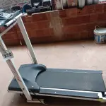 LOTE 375 - 01 ESTEIRA ERGOMÉTRICA COM AVARIAS. (NO ESTADO) ATENÇÃO! FAZER A VISITAÇÃO ANTES DE ARREMATAR, NÃO SABEMOS SE FUNCIONA. LEILÃO NÃO TEM GARANTIA E NEM DEVOLUÇÃO, SUJEITO A POSSÍVEIS AVARIAS VISÍVEIS/OCULTAS E/OU AUSÊNCIA DE COMPONENTES.
