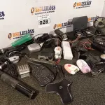 LOTE 028 - 01 LOTE COM 02 FONES DE OUVIDO, LANTERNAS, CALCULADORA, MÁQUINA FOTOGRÁFICA, CÂMERA PARA COMPUTADOR E DIVERSOS. (NO ESTADO) ATENÇÃO! FAZER A VISITAÇÃO ANTES DE ARREMATAR, NÃO SABEMOS SE FUNCIONA. LEILÃO NÃO TEM GARANTIA E NEM DEVOLUÇÃO, SUJEITO A POSSÍVEIS AVARIAS VISÍVEIS/OCULTAS E/OU AUSÊNCIA DE COMPONENTES.