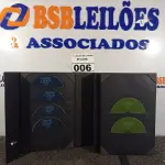 LOTE 006 - 01 ESTOJO DE LUXO COM 09CDS + 04 LIVROS MARIO HENRIQUE SIMONSEN-OPERA. (NO ESTADO) ATENÇÃO! FAZER A VISITAÇÃO ANTES DE ARREMATAR, NÃO SABEMOS SE FUNCIONA. LEILÃO NÃO TEM GARANTIA E NEM DEVOLUÇÃO, SUJEITO A POSSÍVEIS AVARIAS VISÍVEIS/OCULTAS E/OU AUSÊNCIA DE COMPONENTES.