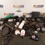 LOTE 028 - 01 LOTE COM 02 FONES DE OUVIDO, LANTERNAS, CALCULADORA, MÁQUINA FOTOGRÁFICA, CÂMERA PARA COMPUTADOR E DIVERSOS. (NO ESTADO) ATENÇÃO! FAZER A VISITAÇÃO ANTES DE ARREMATAR, NÃO SABEMOS SE FUNCIONA. LEILÃO NÃO TEM GARANTIA E NEM DEVOLUÇÃO, SUJEITO A POSSÍVEIS AVARIAS VISÍVEIS/OCULTAS E/OU AUSÊNCIA DE COMPONENTES.