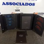 LOTE 006 - 01 ESTOJO DE LUXO COM 09CDS + 04 LIVROS MARIO HENRIQUE SIMONSEN-OPERA. (NO ESTADO) ATENÇÃO! FAZER A VISITAÇÃO ANTES DE ARREMATAR, NÃO SABEMOS SE FUNCIONA. LEILÃO NÃO TEM GARANTIA E NEM DEVOLUÇÃO, SUJEITO A POSSÍVEIS AVARIAS VISÍVEIS/OCULTAS E/OU AUSÊNCIA DE COMPONENTES.