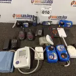 LOTE 010 - 01 LOTE COM 04 RADINHOS AM-FM-TV, 01 BABÁ ELETRÔNICA, 02 MEDIDORES DE PRESSÃO, 01 CARREGADOR DE PILHAS, 05 RÁDIOS COMUNICADORES, 02 MINI GRAVADORES CASSETE E 05 CARREGADORES PORTÁTIL PARA CELULAR.  (NO ESTADO) ATENÇÃO! FAZER A VISITAÇÃO ANTES DE ARREMATAR, NÃO SABEMOS SE FUNCIONA. LEILÃO NÃO TEM GARANTIA E NEM DEVOLUÇÃO, SUJEITO A POSSÍVEIS AVARIAS VISÍVEIS/OCULTAS E/OU AUSÊNCIA DE COMPONENTES.