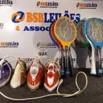 LOTE 024 - 04 FERROS DE PASSAR E VÁRIAS RAQUETES DE MATAR PERNILONGO. (NO ESTADO) ATENÇÃO! FAZER A VISITAÇÃO ANTES DE ARREMATAR, NÃO SABEMOS SE FUNCIONA. LEILÃO NÃO TEM GARANTIA E NEM DEVOLUÇÃO, SUJEITO A POSSÍVEIS AVARIAS VISÍVEIS/OCULTAS E/OU AUSÊNCIA DE COMPONENTES.
