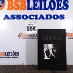 LOTE 006 - 01 ESTOJO DE LUXO COM 09CDS + 04 LIVROS MARIO HENRIQUE SIMONSEN-OPERA. (NO ESTADO) ATENÇÃO! FAZER A VISITAÇÃO ANTES DE ARREMATAR, NÃO SABEMOS SE FUNCIONA. LEILÃO NÃO TEM GARANTIA E NEM DEVOLUÇÃO, SUJEITO A POSSÍVEIS AVARIAS VISÍVEIS/OCULTAS E/OU AUSÊNCIA DE COMPONENTES.