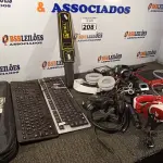 LOTE 208 - 01 VÍDEO GAME NINTENDO WII COM 03 CONTROLES E FONTE CONVERSORA, 02 TECLADOS, 02 DETECTORES DE METAL E FONES DE OUVIDO. (NO ESTADO) ATENÇÃO! FAZER A VISITAÇÃO ANTES DE ARREMATAR, NÃO SABEMOS SE FUNCIONA. LEILÃO NÃO TEM GARANTIA E NEM DEVOLUÇÃO, SUJEITO A POSSÍVEIS AVARIAS VISÍVEIS/OCULTAS E/OU AUSÊNCIA DE COMPONENTES.