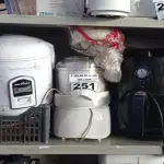 LOTE 251 - 01 MULTI MOEDOR, 01 AIR FRYER, 01 PANELA DE FAZER ARROZ ELÉTRICA, 01 CHURRASQUEIRA, 01 PROCESSADOR DE LEGUMES E 01 APARELHO PARA FAZER SORVETE COM AVARIAS. (NO ESTADO) ATENÇÃO! FAZER A VISITAÇÃO ANTES DE ARREMATAR, NÃO SABEMOS SE FUNCIONA. LEILÃO NÃO TEM GARANTIA E NEM DEVOLUÇÃO, SUJEITO A POSSÍVEIS AVARIAS VISÍVEIS/OCULTAS E/OU AUSÊNCIA DE COMPONENTES.