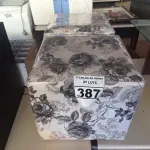 LOTE 387 - 02 PUFFS COM RODINHAS. (NO ESTADO) ATENÇÃO! FAZER A VISITAÇÃO ANTES DE ARREMATAR, NÃO SABEMOS SE FUNCIONA. LEILÃO NÃO TEM GARANTIA E NEM DEVOLUÇÃO, SUJEITO A POSSÍVEIS AVARIAS VISÍVEIS/OCULTAS E/OU AUSÊNCIA DE COMPONENTES.