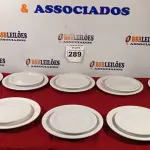 LOTE 289 - 10 PRATOS RASOS E 10 PRATOS DE SOBREMESA. (NO ESTADO) ATENÇÃO! FAZER A VISITAÇÃO ANTES DE ARREMATAR, NÃO SABEMOS SE FUNCIONA. LEILÃO NÃO TEM GARANTIA E NEM DEVOLUÇÃO, SUJEITO A POSSÍVEIS AVARIAS VISÍVEIS/OCULTAS E/OU AUSÊNCIA DE COMPONENTES.
