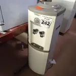 LOTE 242 - 01 BEBEDOURO REFRIGERADO PARA GARRAFÃO 220V. (NO ESTADO) ATENÇÃO! FAZER A VISITAÇÃO ANTES DE ARREMATAR, NÃO SABEMOS SE FUNCIONA. LEILÃO NÃO TEM GARANTIA E NEM DEVOLUÇÃO, SUJEITO A POSSÍVEIS AVARIAS VISÍVEIS/OCULTAS E/OU AUSÊNCIA DE COMPONENTES.