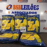 LOTE 214 - 01 LOTE COM 05 MACACÕES VOLH COVERTECH 300 TAMANHO G NA COR AMARELA. (NOVO) (NO ESTADO) ATENÇÃO! FAZER A VISITAÇÃO ANTES DE ARREMATAR, NÃO SABEMOS SE FUNCIONA. LEILÃO NÃO TEM GARANTIA E NEM DEVOLUÇÃO, SUJEITO A POSSÍVEIS AVARIAS VISÍVEIS/OCULTAS E/OU AUSÊNCIA DE COMPONENTES.