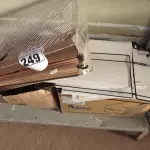 LOTE 249 - 01 LOTE COM SUCATAS DE FECHADURAS DIVERSAS E PASTAS SUSPENSAS. (NO ESTADO) ATENÇÃO! FAZER A VISITAÇÃO ANTES DE ARREMATAR, NÃO SABEMOS SE FUNCIONA. LEILÃO NÃO TEM GARANTIA E NEM DEVOLUÇÃO, SUJEITO A POSSÍVEIS AVARIAS VISÍVEIS/OCULTAS E/OU AUSÊNCIA DE COMPONENTES.
