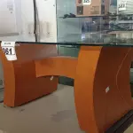 LOTE 361 - 01 MESA DE CENTRO BASE EM MADEIRA E VIDRO BISOTADO. (NO ESTADO) ATENÇÃO! FAZER A VISITAÇÃO ANTES DE ARREMATAR, NÃO SABEMOS SE FUNCIONA. LEILÃO NÃO TEM GARANTIA E NEM DEVOLUÇÃO, SUJEITO A POSSÍVEIS AVARIAS VISÍVEIS/OCULTAS E/OU AUSÊNCIA DE COMPONENTES.