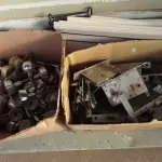 LOTE 249 - 01 LOTE COM SUCATAS DE FECHADURAS DIVERSAS E PASTAS SUSPENSAS. (NO ESTADO) ATENÇÃO! FAZER A VISITAÇÃO ANTES DE ARREMATAR, NÃO SABEMOS SE FUNCIONA. LEILÃO NÃO TEM GARANTIA E NEM DEVOLUÇÃO, SUJEITO A POSSÍVEIS AVARIAS VISÍVEIS/OCULTAS E/OU AUSÊNCIA DE COMPONENTES.
