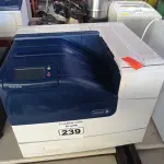 LOTE 239 - 01 IMPRESSORA COLORIDA, MODELO: 6700 MARCA XEROX. (NO ESTADO) ATENÇÃO! FAZER A VISITAÇÃO ANTES DE ARREMATAR, NÃO SABEMOS SE FUNCIONA. LEILÃO NÃO TEM GARANTIA E NEM DEVOLUÇÃO, SUJEITO A POSSÍVEIS AVARIAS VISÍVEIS/OCULTAS E/OU AUSÊNCIA DE COMPONENTES.