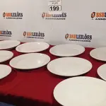 LOTE 199 - 09 PRATOS DIVERSOS, TECIDOS PARA SOUSPLAT E 32 ARGOLAS PARA GUARDANAPOS. (NO ESTADO) ATENÇÃO! FAZER A VISITAÇÃO ANTES DE ARREMATAR, NÃO SABEMOS SE FUNCIONA. LEILÃO NÃO TEM GARANTIA E NEM DEVOLUÇÃO, SUJEITO A POSSÍVEIS AVARIAS VISÍVEIS/OCULTAS E/OU AUSÊNCIA DE COMPONENTES.