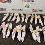 LOTE 166 - 21 GUARDANAPOS COM ARGOLA PORTA GUARDANAPOS DETALHE EM FLOR. (NO ESTADO) ATENÇÃO! FAZER A VISITAÇÃO ANTES DE ARREMATAR, NÃO SABEMOS SE FUNCIONA. LEILÃO NÃO TEM GARANTIA E NEM DEVOLUÇÃO, SUJEITO A POSSÍVEIS AVARIAS VISÍVEIS/OCULTAS E/OU AUSÊNCIA DE COMPONENTES.