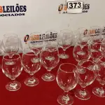 LOTE 373 - 24 TAÇAS PARA ÁGUA COM CAIXA EM MDF. (NO ESTADO) ATENÇÃO! FAZER A VISITAÇÃO ANTES DE ARREMATAR, NÃO SABEMOS SE FUNCIONA. LEILÃO NÃO TEM GARANTIA E NEM DEVOLUÇÃO, SUJEITO A POSSÍVEIS AVARIAS VISÍVEIS/OCULTAS E/OU AUSÊNCIA DE COMPONENTES.