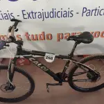 LOTE 268 - 01 BICICLETA MARCA CALOI. (NO ESTADO) ATENÇÃO! FAZER A VISITAÇÃO ANTES DE ARREMATAR, NÃO SABEMOS SE FUNCIONA. LEILÃO NÃO TEM GARANTIA E NEM DEVOLUÇÃO, SUJEITO A POSSÍVEIS AVARIAS VISÍVEIS/OCULTAS E/OU AUSÊNCIA DE COMPONENTES.