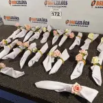 LOTE 172 - 21 GUARDANAPOS COM ARGOLA PORTA GUARDANAPOS DETALHE EM FLOR. (NO ESTADO) ATENÇÃO! FAZER A VISITAÇÃO ANTES DE ARREMATAR, NÃO SABEMOS SE FUNCIONA. LEILÃO NÃO TEM GARANTIA E NEM DEVOLUÇÃO, SUJEITO A POSSÍVEIS AVARIAS VISÍVEIS/OCULTAS E/OU AUSÊNCIA DE COMPONENTES.