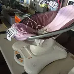 LOTE 376 - 01 CADEIRA DE DESCANSO AUTOMÁTICA PARA BEBÊ ROSA E MARROM MARCA MAMAROO COM FONTE. (NO ESTADO) ATENÇÃO! FAZER A VISITAÇÃO ANTES DE ARREMATAR, NÃO SABEMOS SE FUNCIONA. LEILÃO NÃO TEM GARANTIA E NEM DEVOLUÇÃO, SUJEITO A POSSÍVEIS AVARIAS VISÍVEIS/OCULTAS E/OU AUSÊNCIA DE COMPONENTES.