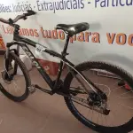 LOTE 268 - 01 BICICLETA MARCA CALOI. (NO ESTADO) ATENÇÃO! FAZER A VISITAÇÃO ANTES DE ARREMATAR, NÃO SABEMOS SE FUNCIONA. LEILÃO NÃO TEM GARANTIA E NEM DEVOLUÇÃO, SUJEITO A POSSÍVEIS AVARIAS VISÍVEIS/OCULTAS E/OU AUSÊNCIA DE COMPONENTES.