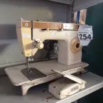 LOTE 254 - 01 MÁQUINA DE COSTURA ANTIGA MARCA SINGER. (NO ESTADO) ATENÇÃO! FAZER A VISITAÇÃO ANTES DE ARREMATAR, NÃO SABEMOS SE FUNCIONA. LEILÃO NÃO TEM GARANTIA E NEM DEVOLUÇÃO, SUJEITO A POSSÍVEIS AVARIAS VISÍVEIS/OCULTAS E/OU AUSÊNCIA DE COMPONENTES.