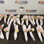 LOTE 168 - 21 GUARDANAPOS COM ARGOLA PORTA GUARDANAPOS DETALHE EM FLOR. (NO ESTADO) ATENÇÃO! FAZER A VISITAÇÃO ANTES DE ARREMATAR, NÃO SABEMOS SE FUNCIONA. LEILÃO NÃO TEM GARANTIA E NEM DEVOLUÇÃO, SUJEITO A POSSÍVEIS AVARIAS VISÍVEIS/OCULTAS E/OU AUSÊNCIA DE COMPONENTES.