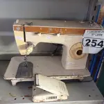 LOTE 254 - 01 MÁQUINA DE COSTURA ANTIGA MARCA SINGER. (NO ESTADO) ATENÇÃO! FAZER A VISITAÇÃO ANTES DE ARREMATAR, NÃO SABEMOS SE FUNCIONA. LEILÃO NÃO TEM GARANTIA E NEM DEVOLUÇÃO, SUJEITO A POSSÍVEIS AVARIAS VISÍVEIS/OCULTAS E/OU AUSÊNCIA DE COMPONENTES.