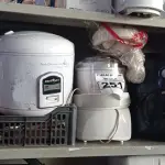 LOTE 251 - 01 MULTI MOEDOR, 01 AIR FRYER, 01 PANELA DE FAZER ARROZ ELÉTRICA, 01 CHURRASQUEIRA, 01 PROCESSADOR DE LEGUMES E 01 APARELHO PARA FAZER SORVETE COM AVARIAS. (NO ESTADO) ATENÇÃO! FAZER A VISITAÇÃO ANTES DE ARREMATAR, NÃO SABEMOS SE FUNCIONA. LEILÃO NÃO TEM GARANTIA E NEM DEVOLUÇÃO, SUJEITO A POSSÍVEIS AVARIAS VISÍVEIS/OCULTAS E/OU AUSÊNCIA DE COMPONENTES.