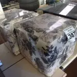 LOTE 387 - 02 PUFFS COM RODINHAS. (NO ESTADO) ATENÇÃO! FAZER A VISITAÇÃO ANTES DE ARREMATAR, NÃO SABEMOS SE FUNCIONA. LEILÃO NÃO TEM GARANTIA E NEM DEVOLUÇÃO, SUJEITO A POSSÍVEIS AVARIAS VISÍVEIS/OCULTAS E/OU AUSÊNCIA DE COMPONENTES.