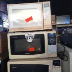 LOTE 275 - 03 MICRO-ONDAS PARA RETIRADA DE PEÇAS SEM PRATO. (NO ESTADO) ATENÇÃO! FAZER A VISITAÇÃO ANTES DE ARREMATAR, NÃO SABEMOS SE FUNCIONA. LEILÃO NÃO TEM GARANTIA E NEM DEVOLUÇÃO, SUJEITO A POSSÍVEIS AVARIAS VISÍVEIS/OCULTAS E/OU AUSÊNCIA DE COMPONENTES.