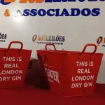 LOTE 320 - 02 BALDES DE GELO BEEFEATER LONDON. (NO ESTADO) ATENÇÃO! FAZER A VISITAÇÃO ANTES DE ARREMATAR, NÃO SABEMOS SE FUNCIONA. LEILÃO NÃO TEM GARANTIA E NEM DEVOLUÇÃO, SUJEITO A POSSÍVEIS AVARIAS VISÍVEIS/OCULTAS E/OU AUSÊNCIA DE COMPONENTES.