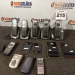 LOTE 215 - 01 LOTE COM 07 CELULARES DIVERSOS, 01 MINI GRAVADOR SONY E 05 TELEFONES SEM FIO. (NO ESTADO) ATENÇÃO! FAZER A VISITAÇÃO ANTES DE ARREMATAR, NÃO SABEMOS SE FUNCIONA. LEILÃO NÃO TEM GARANTIA E NEM DEVOLUÇÃO, SUJEITO A POSSÍVEIS AVARIAS VISÍVEIS/OCULTAS E/OU AUSÊNCIA DE COMPONENTES.