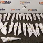 LOTE 174 - 20 GUARDANAPOS COM ARGOLA PORTA GUARDANAPOS DETALHE EM PEROLA. (NO ESTADO) ATENÇÃO! FAZER A VISITAÇÃO ANTES DE ARREMATAR, NÃO SABEMOS SE FUNCIONA. LEILÃO NÃO TEM GARANTIA E NEM DEVOLUÇÃO, SUJEITO A POSSÍVEIS AVARIAS VISÍVEIS/OCULTAS E/OU AUSÊNCIA DE COMPONENTES.